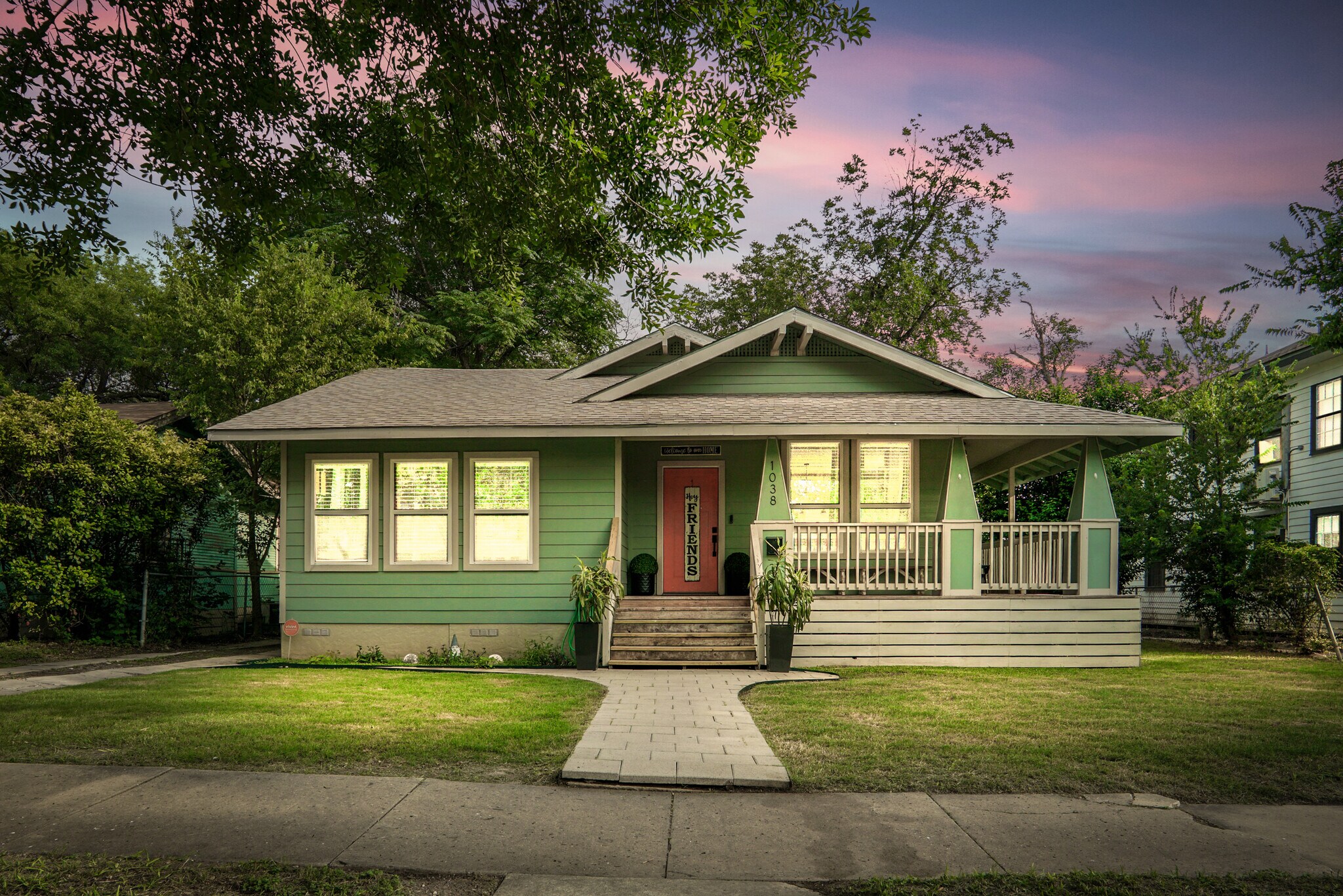 Building Photo - 1038 W Mistletoe Ave