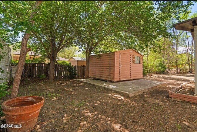 Building Photo - 5233 White Oak Dr