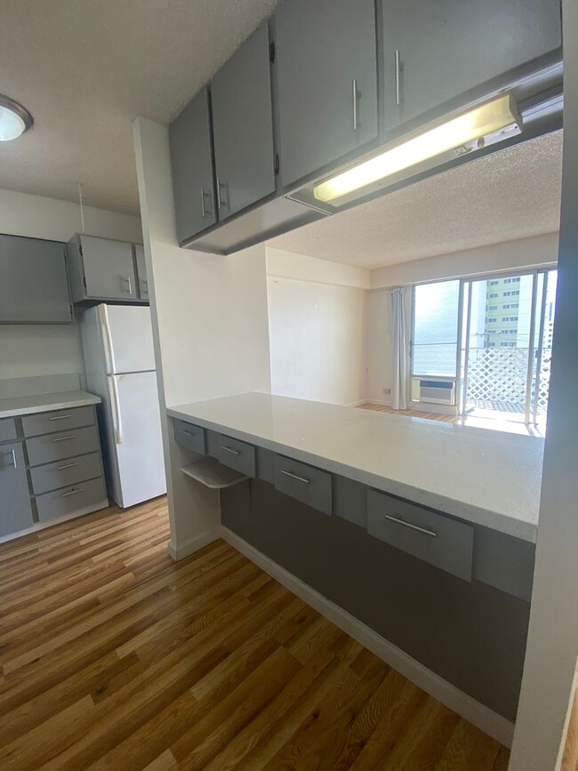 Building Photo - 2 bed, 1 bath, located on 4th floor. Inclu...