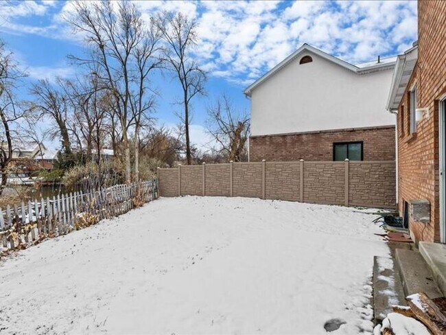 Building Photo - Salt Lake 3 bed 2 bath Family home