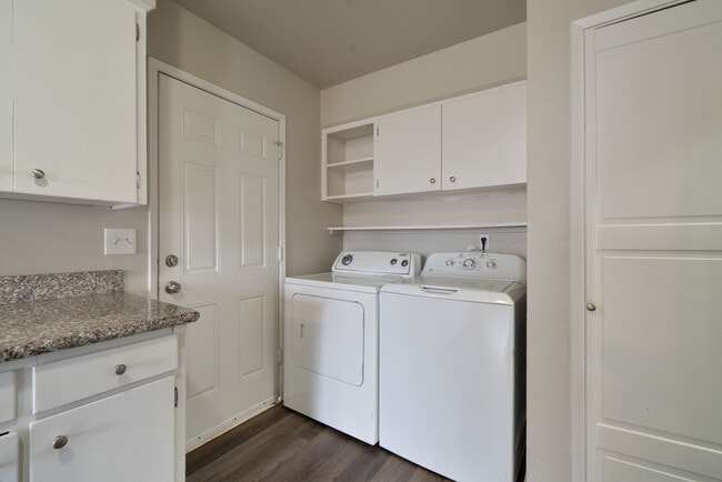 Building Photo - 15706 E Burnside St