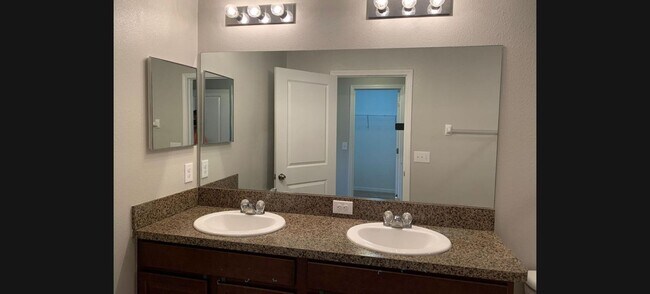 Building Photo - Town House 3/2.5 in Riverview