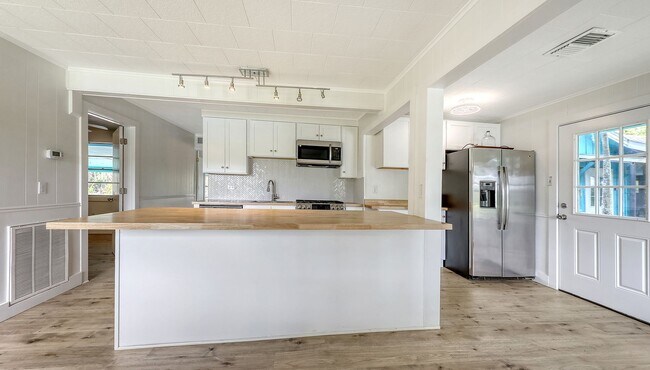 Building Photo - Completely Remodeled Home With Stunning Ri...