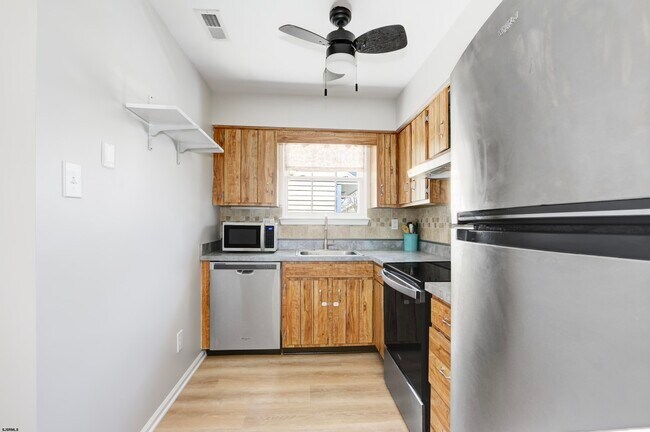 Building Photo - 874 E Fishers Creek Rd