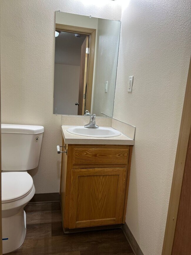 Building Photo - 3Bd/1.5Ba Two Story House - Available to View!