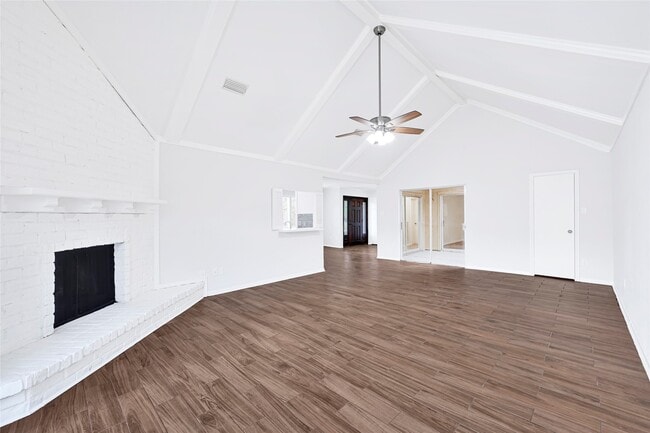 Building Photo - 2803 Camelot Ln
