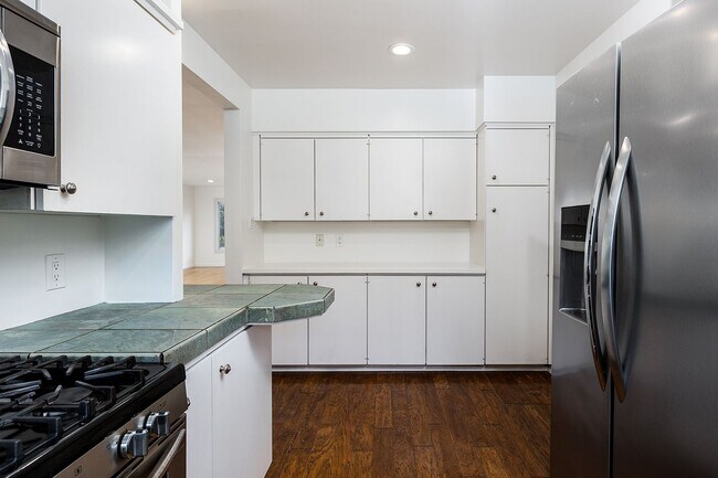 Building Photo - Spacious 2BR on Millionaire's Row!