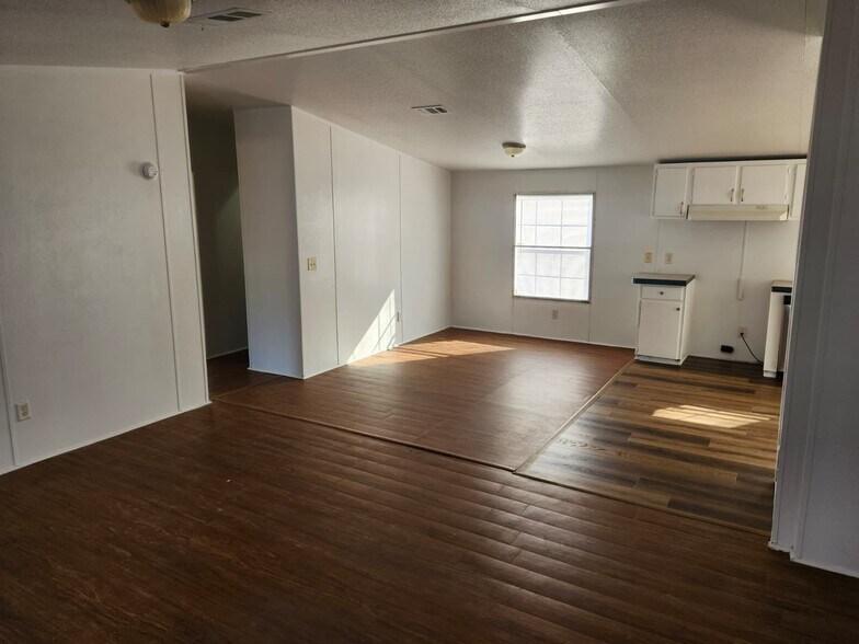 Building Photo - 9611 SW 82nd Ave