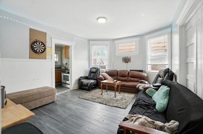 Building Photo - 7 bed/2 bath on Atkinson, Mins. from UC for Only $650/pp ($4,550/mo)!