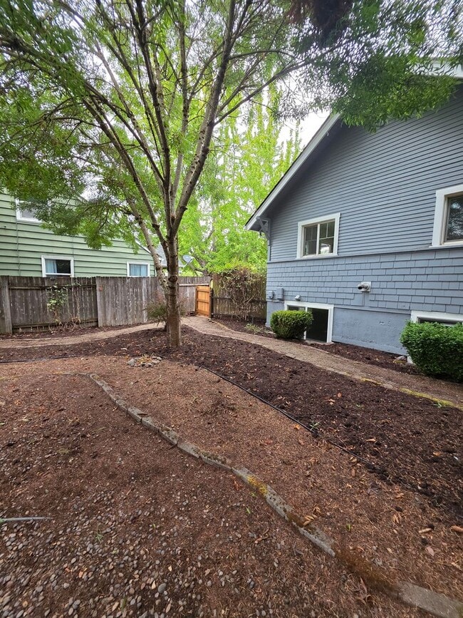 Building Photo - Charming home on quaint cul-de-sac!