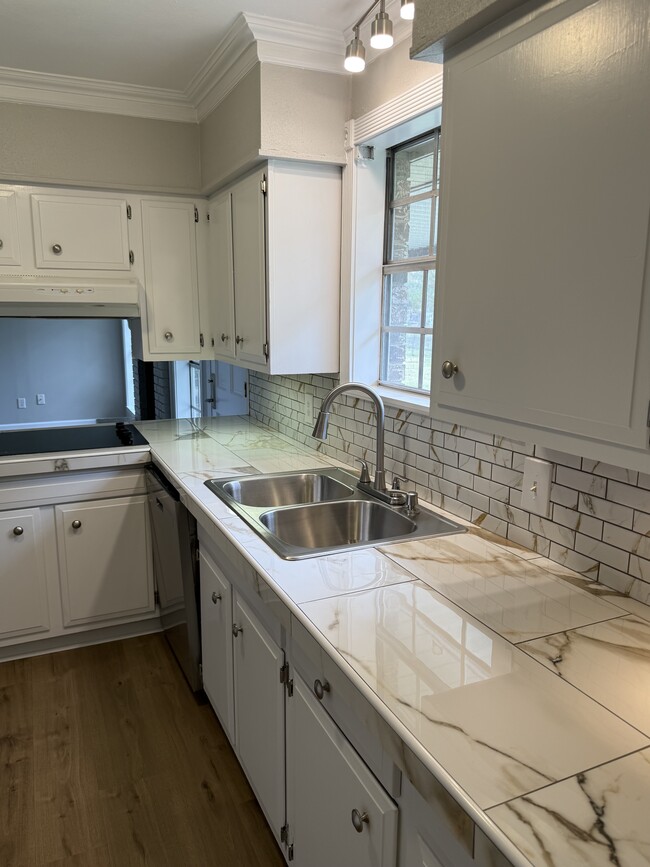 Building Photo - 914 Maureen St