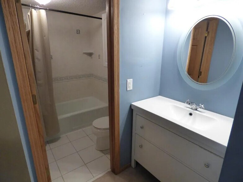 Full Bathroom - 4536 Cedar Lake Rd S