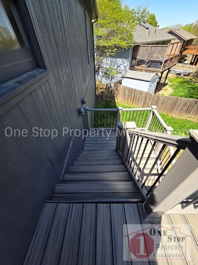 Building Photo - Charming Split Level 3 Bedroom Home in Kansas City!