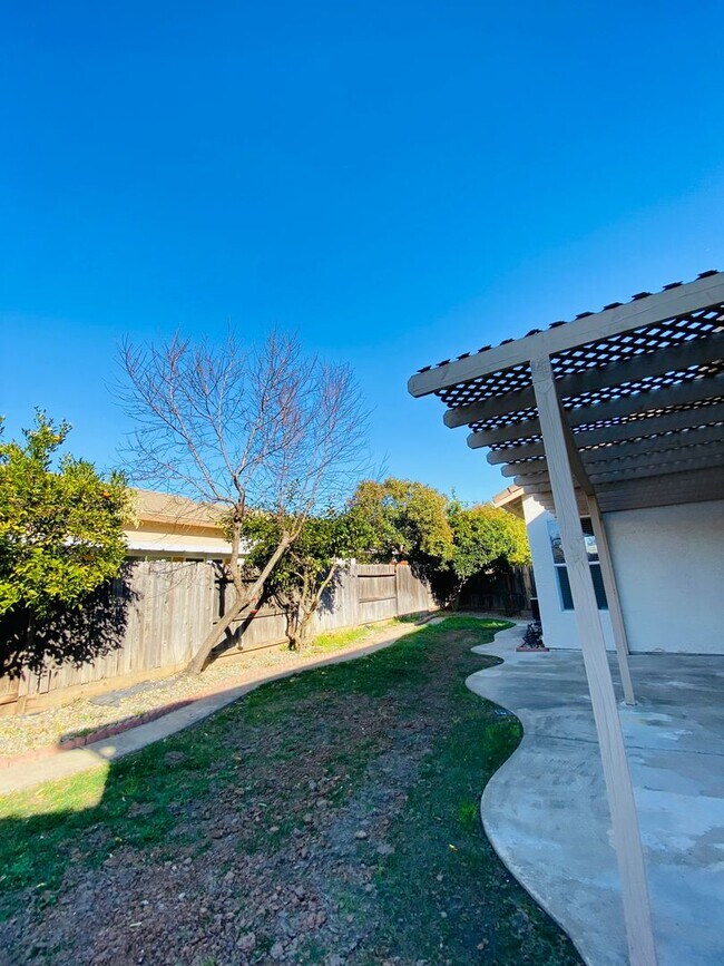 Building Photo - 9565 Stone Springs Dr