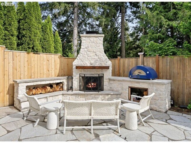 Building Photo - 9010 SW Inez St