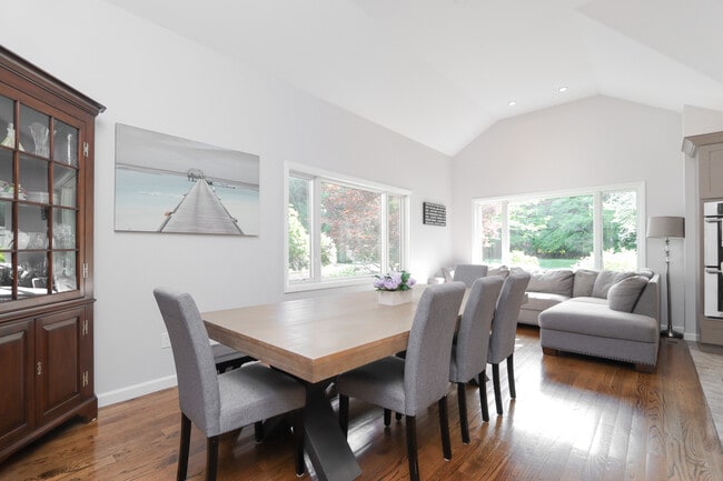 Building Photo - 22 Allen St