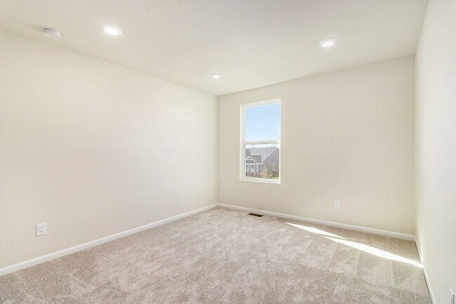 Building Photo - 6579 Foothill Dr