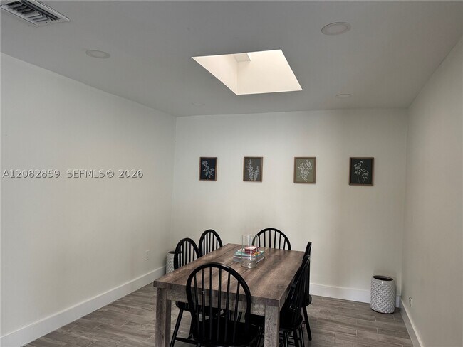 Building Photo - 720 Wren Ave