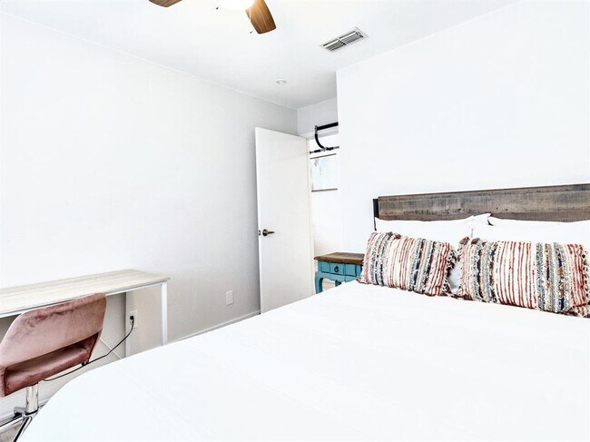 Building Photo - 14205 Vandever St