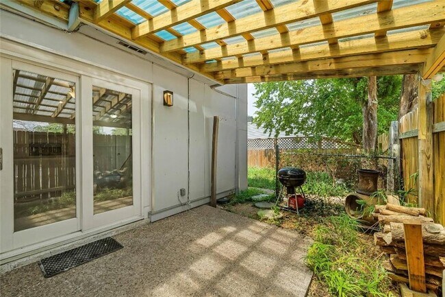 Building Photo - 2806 Skyway Cir
