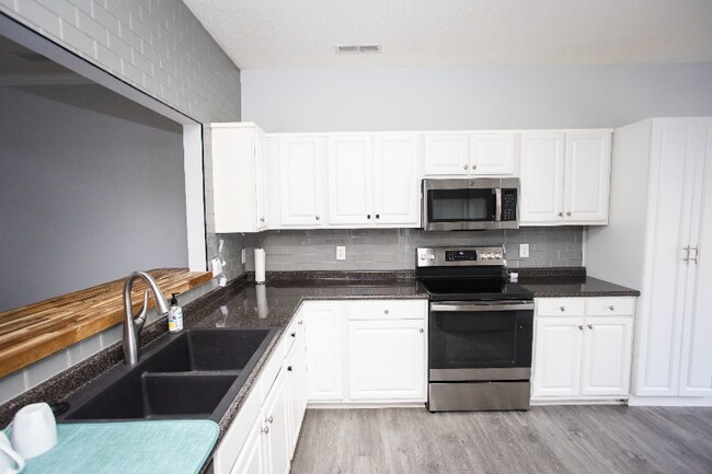 Building Photo - 2204 Savona Quay