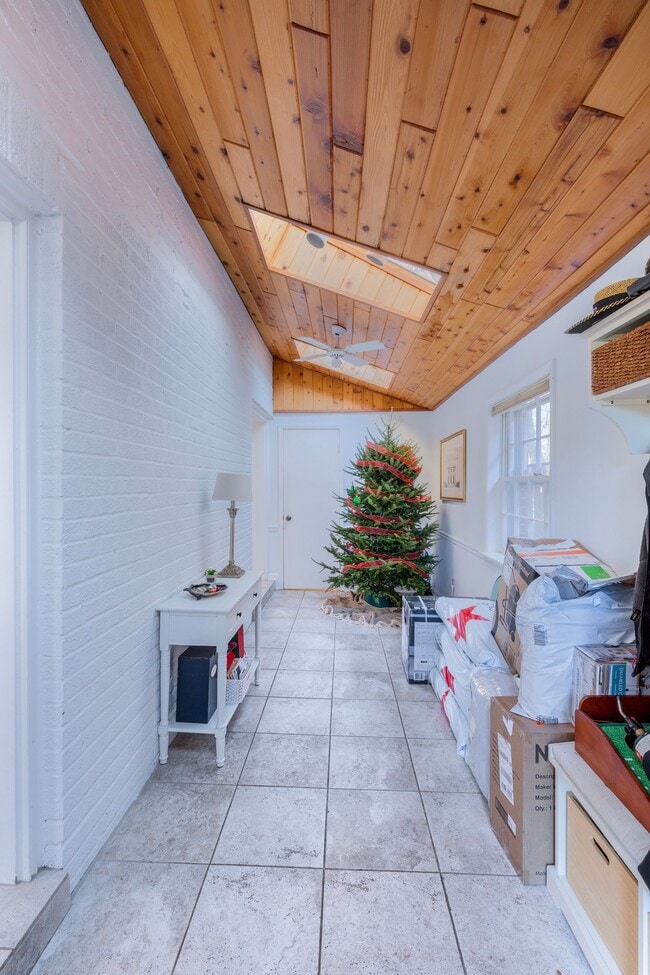 Building Photo - 525 Donne Ave