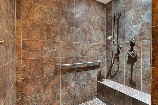 Building Photo - 3,400 SQFT CONDO IN DOWNTOWN CHAMPAIGN W/ ...