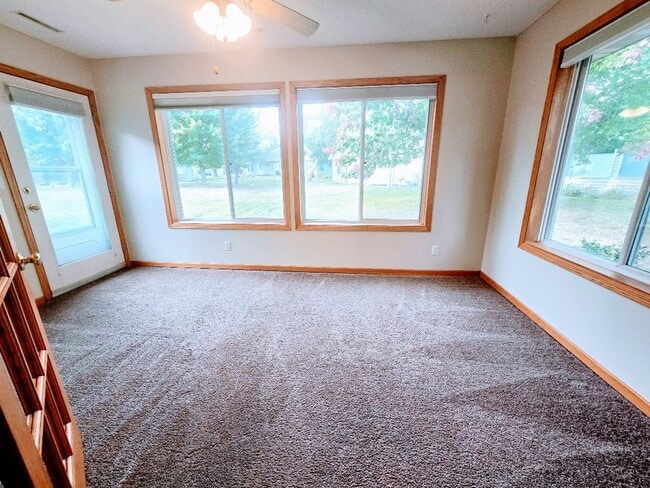 Building Photo - Charming 2-Bedroom, 2-Bathroom Home with Sunroom & Patio in Woodbury, MN