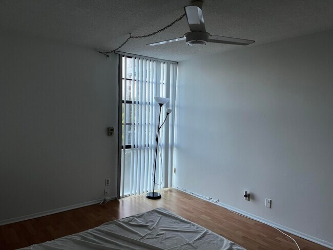 Building Photo - 3101 N Country Club Dr