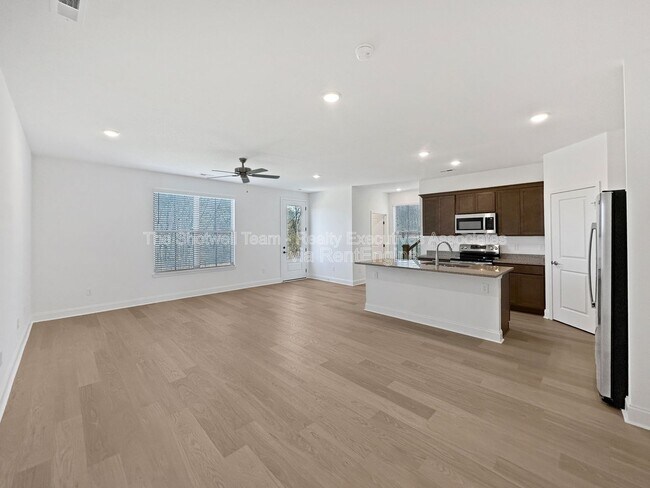 Building Photo - 1724 Bennett Vlg Dr