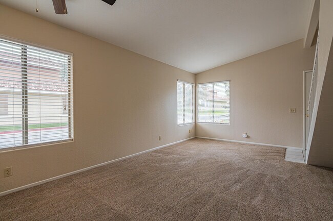 Building Photo - 450 Tava Ln