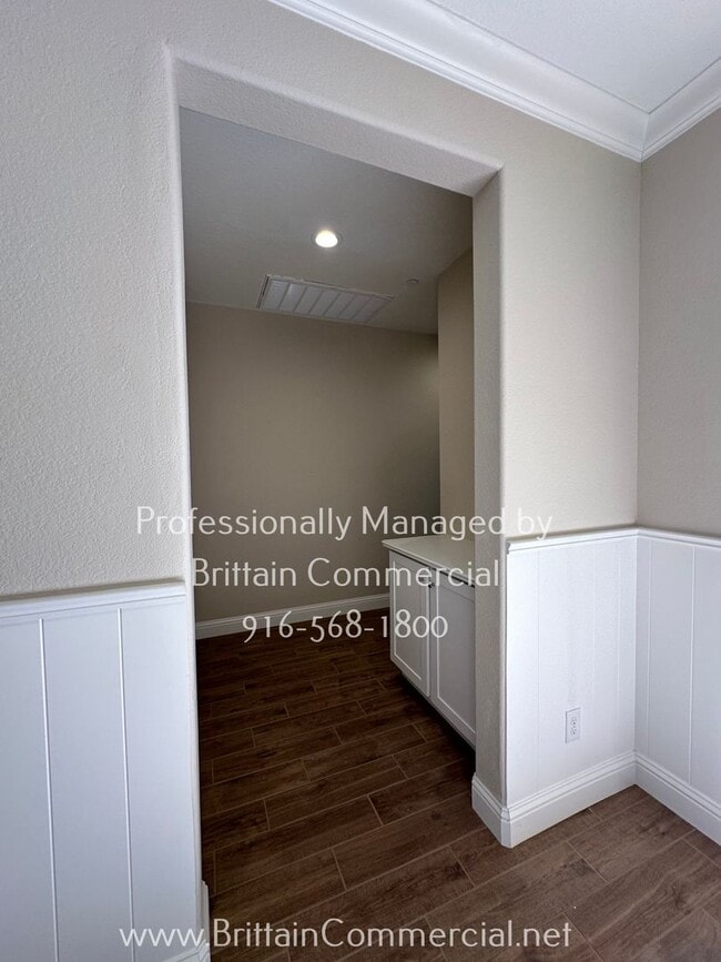Building Photo - Stunning All Single Story 3 Bedroom, 2.5 B...