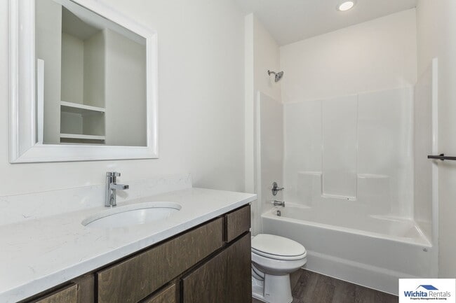 Building Photo - 3 bed, 2 bath duplex SE Wichita