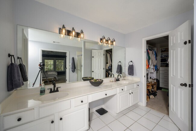 Building Photo - **UPDATED BRENTWOOD HOME THAT DOESN'T FEEL LIKE A RENTAL**