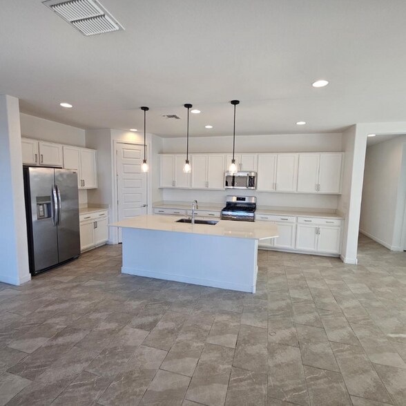 Primary Photo - 1660 W Paseo Way