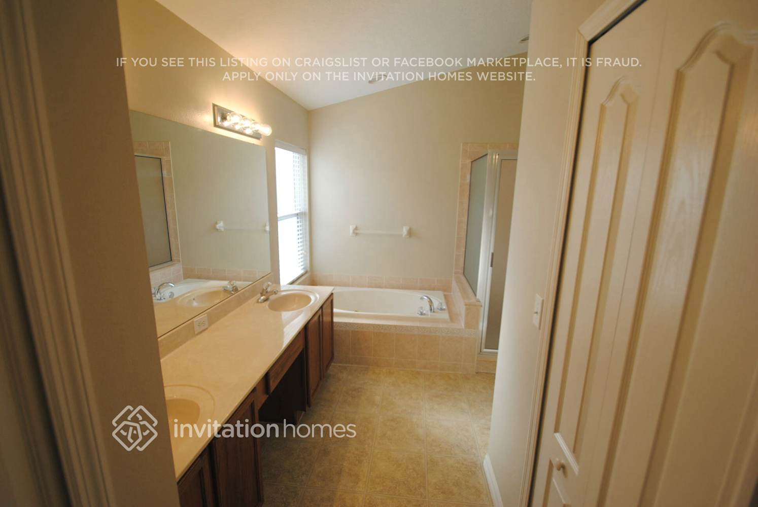 Building Photo - 15517 Lake Bella Vista Dr