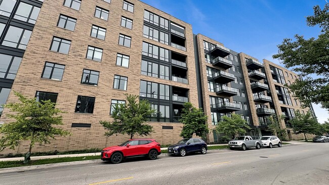 Building Photo - 1701 W Webster Ave