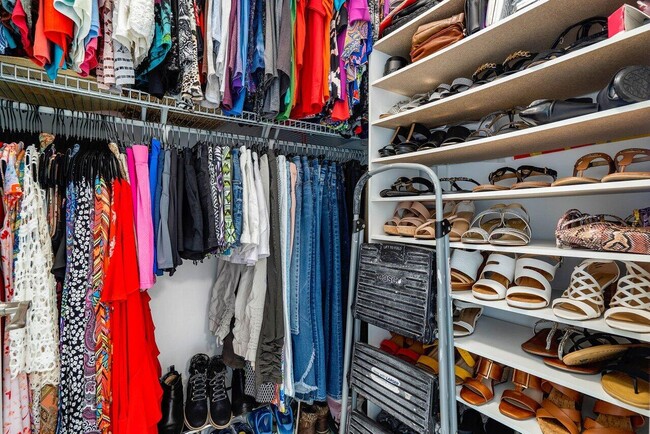 Building Photo - 2650 Lake Shore Dr