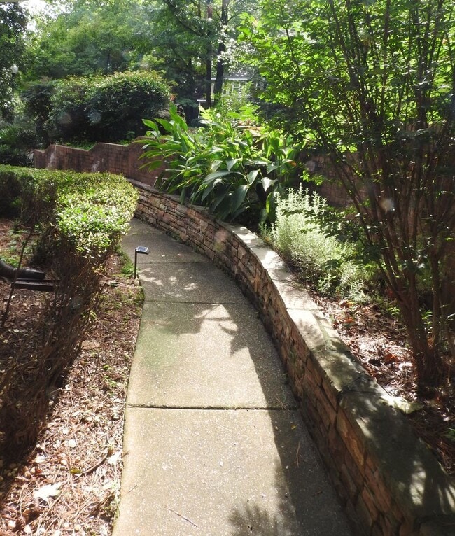 Building Photo - 804 Tulip Poplar Dr