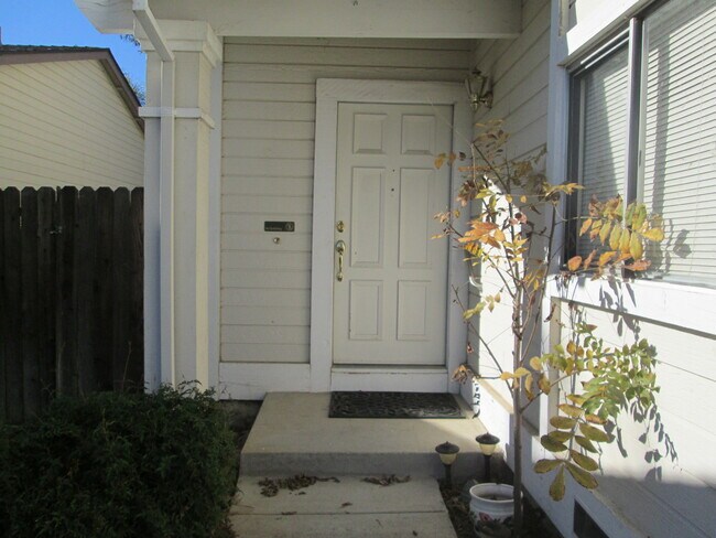 Building Photo - Cozy Living in the Heart of Brentwood