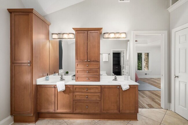 Building Photo - Move in before December 31st and get $100 OFF your rent for the first 3 months — PLUS a $250 Amaz...