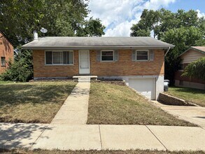 Building Photo - Amazing 3 bedroom 2 bathroom house availab...