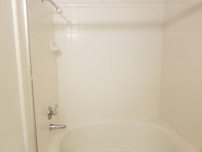 Building Photo - SW 3 Bedroom Condo!