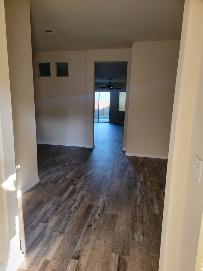Building Photo - MAY MOVE IN SPECIAL - $500.00 of 2nd Month
