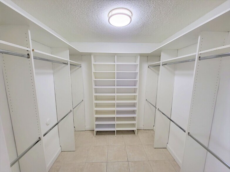 Building Photo - 9100 SW 95th Ave