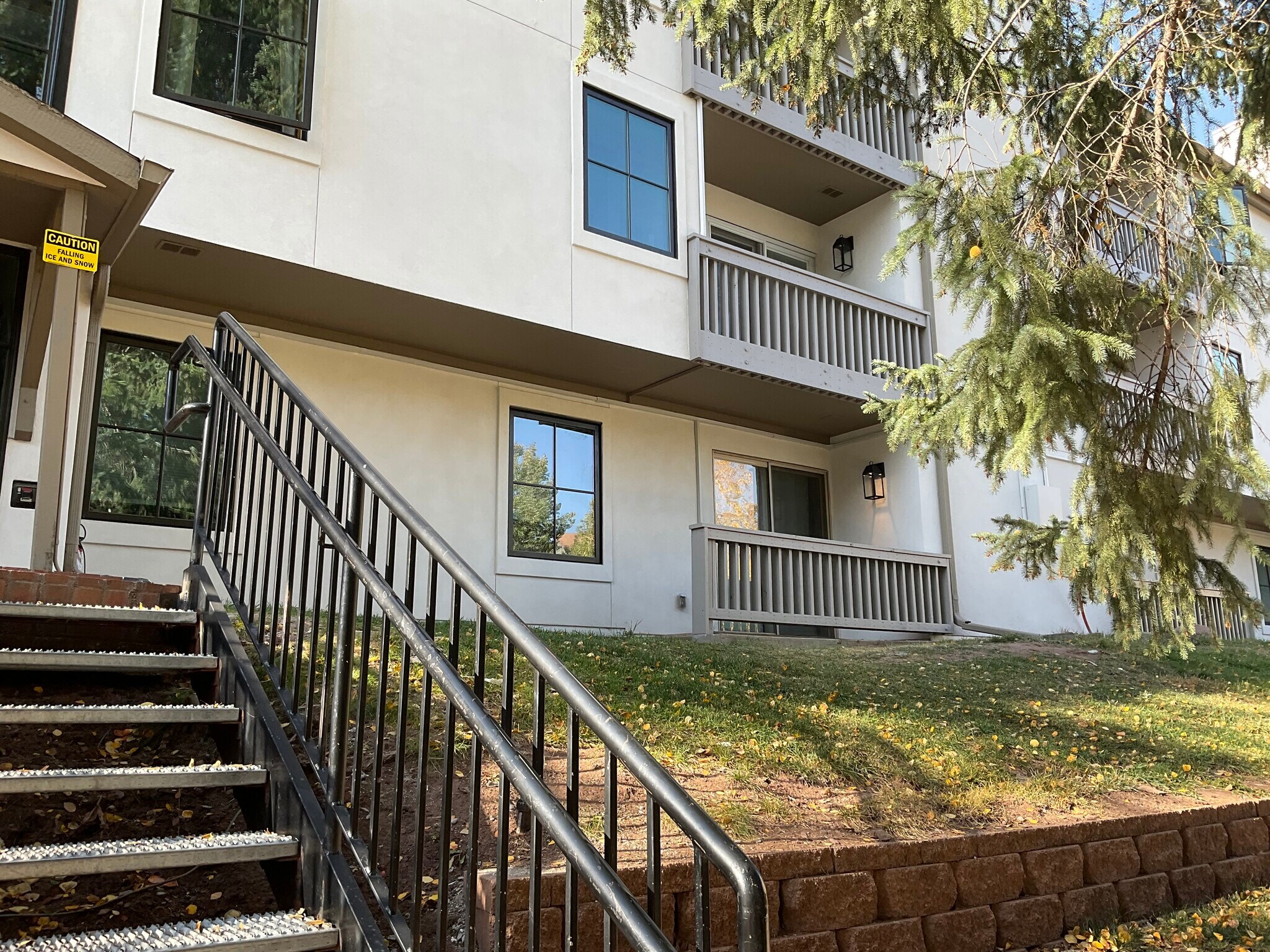 Lionsridge Loop Building Entrance - 1040 Vail View Dr