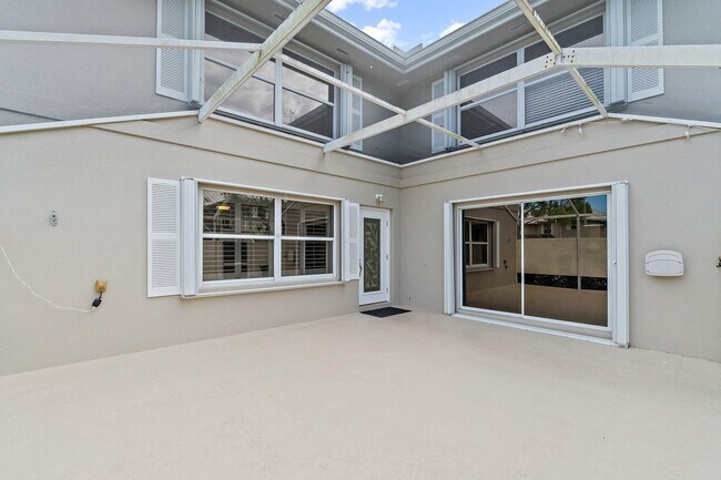 Building Photo - 2406 SW Danbury Ln