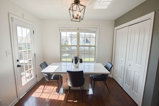 Building Photo - Pet Friendly Three Bedroom!