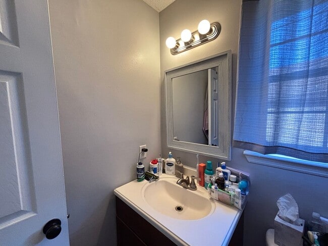 Building Photo - FOR RENT