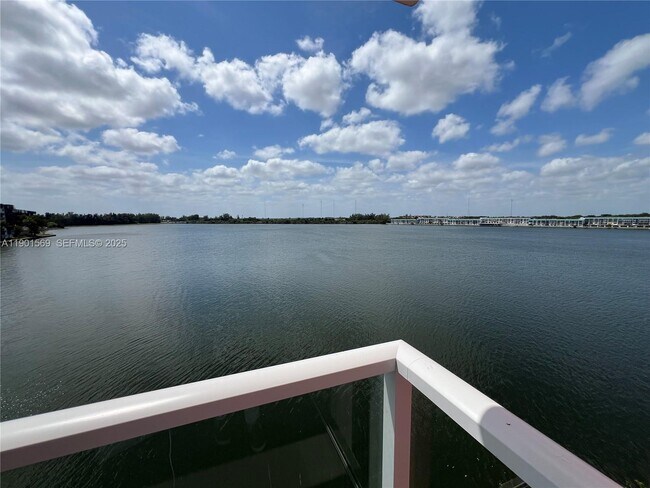 Building Photo - 1301 NE Miami Gardens Dr